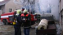 Hasiči se chystají do silně zakouřeného prostoru