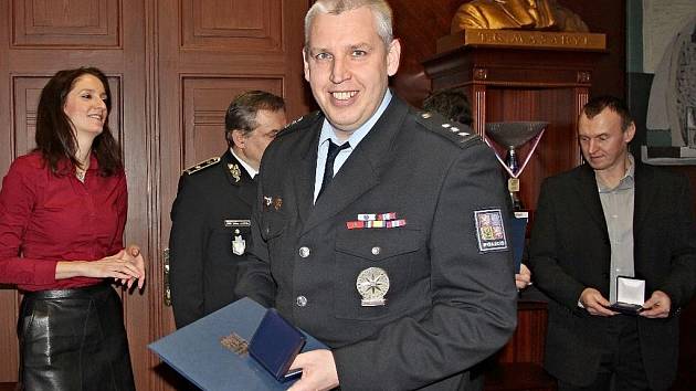 Krajský radní pro bezpečnost a zdravotnictví Robert Bezděk ocenil policisty.