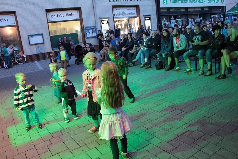 Vystoupení kapely Bohemian Floyd na Masarykově náměstí v Benešově 21. srpna 2019.