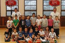 Už nejen v Benešově se hraje basketbal, ale už se rozjel i ve Vlašimi, kde se o malý potěr stará Jiří Mazur (vpravo nahoře), který vede i druholigové ženy BC Benešov. 