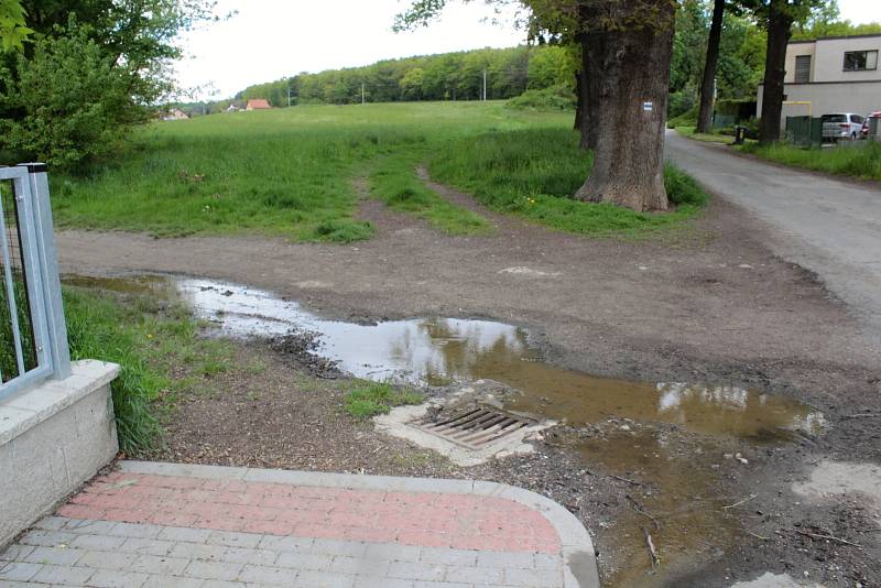 Udržet vodu v městské krajině pomůže v Týnci nad Sázavou výstavba tůněk na strouze mezi garážemi a ulicí K Zeleným vratům.