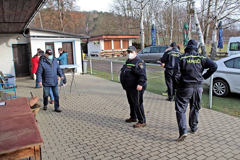 Očkování se v Nespekách odehrálo ve fotbalových kabinách ve čtvrtek 13. ledna.