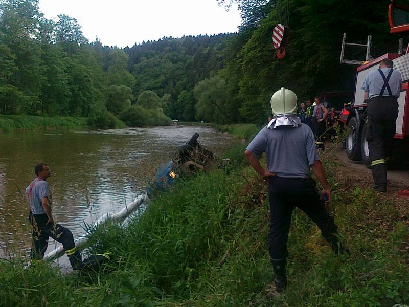 Dopravní nehoda avie u Českého Šternberku.