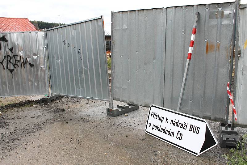 Stavba dopravního terminálu v Týnci nad Sázavou v pondělí 9. září 2019.