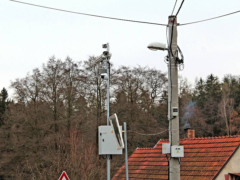 Radar na měření rychlosti v Dojetřicích, místní části města Sázavy.