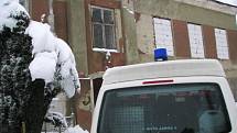 Policie odhalila pěstírnu konopí v objektu bývalé obecné školy ve Slavětíně u Načeradce 