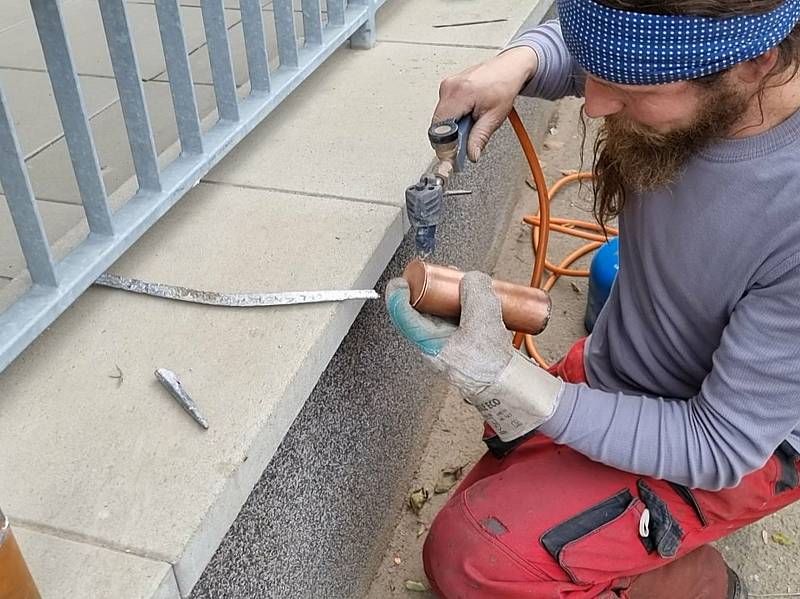 Vzkaz pro budoucí generace čeká ve dvou měděných schránkách umístěných ve zlacené makovici věže kostela Všech svatých v Olbramovicích. Do schránek ho vložil starosta obce Ivan Novák.