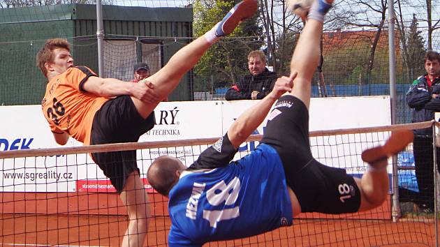 Dvoumetrový dorostenec Petr Chejn (vlevo) přispěl svým důrazem na bloku k první letošní výhře benešovského Šacungu v mužské extralize. 