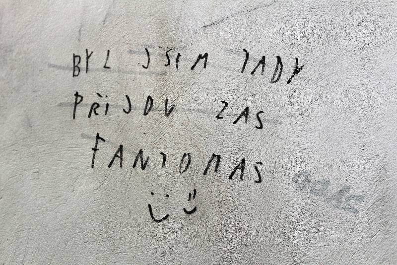 Projevy vandalismu v parkovacím domu v Nádražní ulici v Benešově.