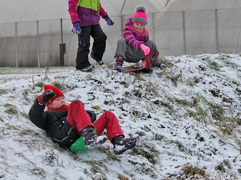 Novoroční poprašek školáci přivítali, středeční sníh řidiči už ne. 