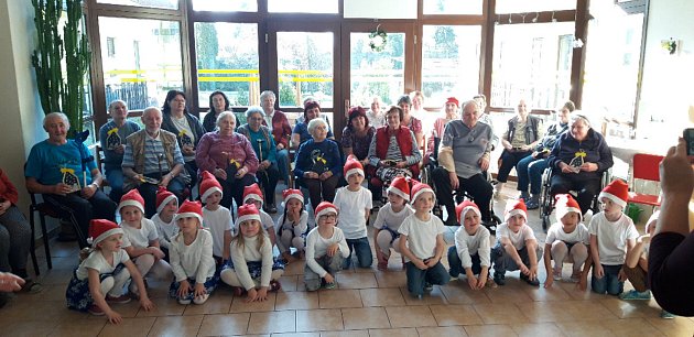 Děti z mateřinky potěšily seniory z Domova s pečovatelskou službou v Divišově.