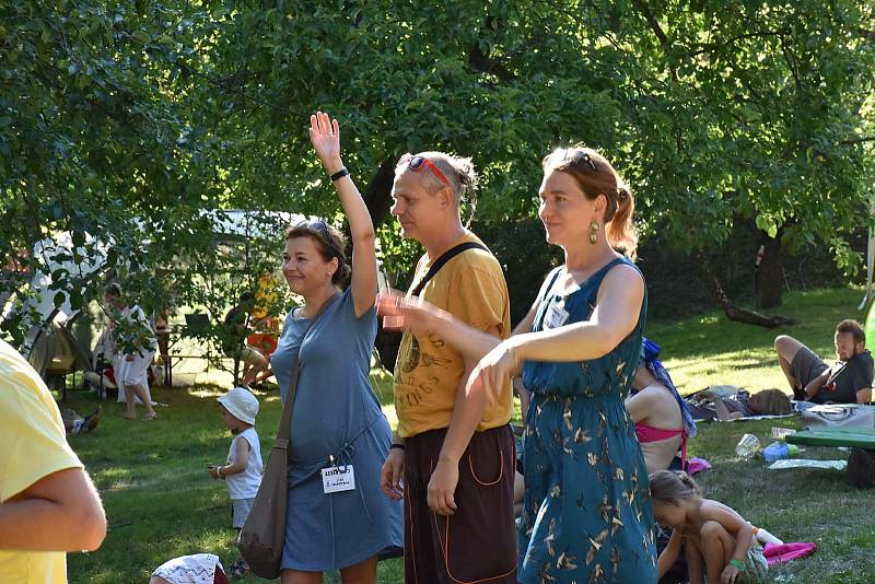 Výtěžek letošního festivalu CihlaFest půjde na opravu střechy Fary.