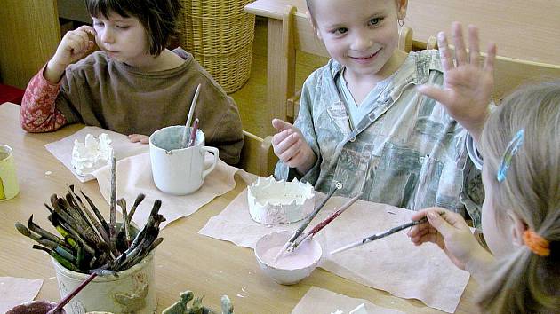 V mateřské škole v Týnci mají děti také kroužek keramiky. 