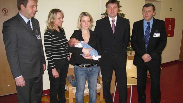 Roman Mrva (vpravo) při příležitosti narození tisícího miminka v roce 2007.