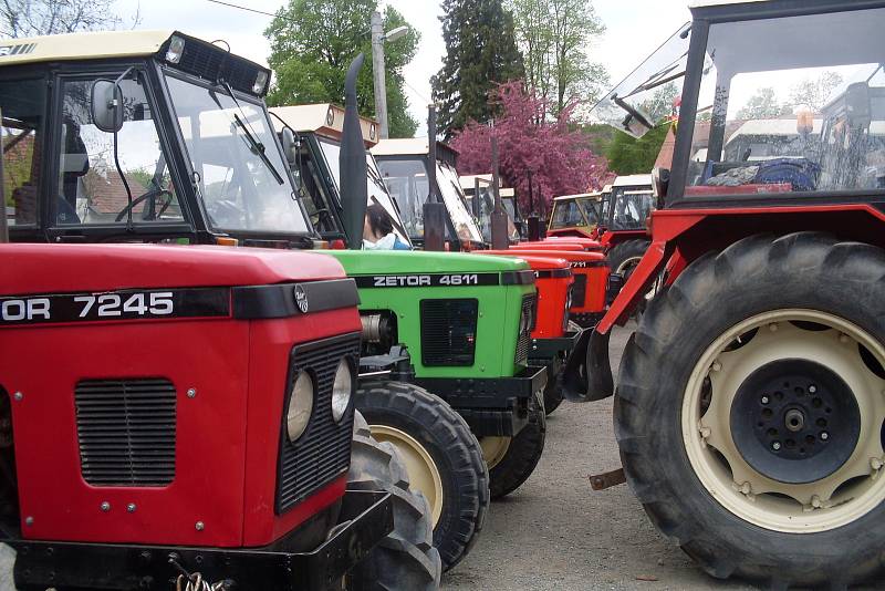 Sraz majitelů traktorů značky Zetor v Nahorubech.