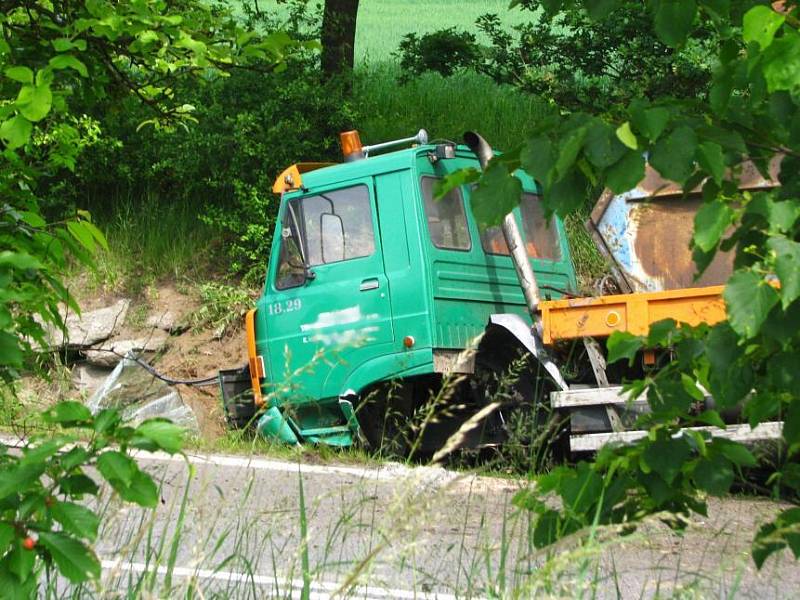 Mezi Vrchotovými Janovicemi a Kosovou Horou se střetl nákladní automobil s osobním autem