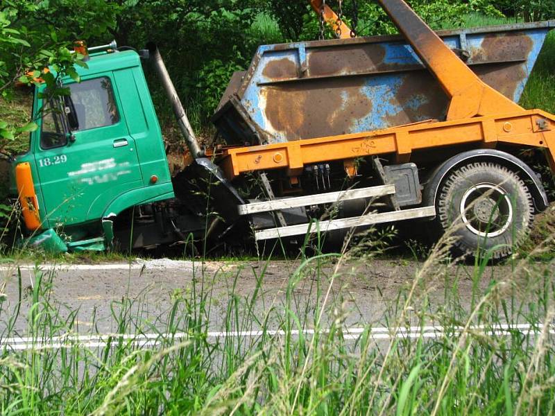 Mezi Vrchotovými Janovicemi a Kosovou Horou se střetl nákladní automobil s osobním autem