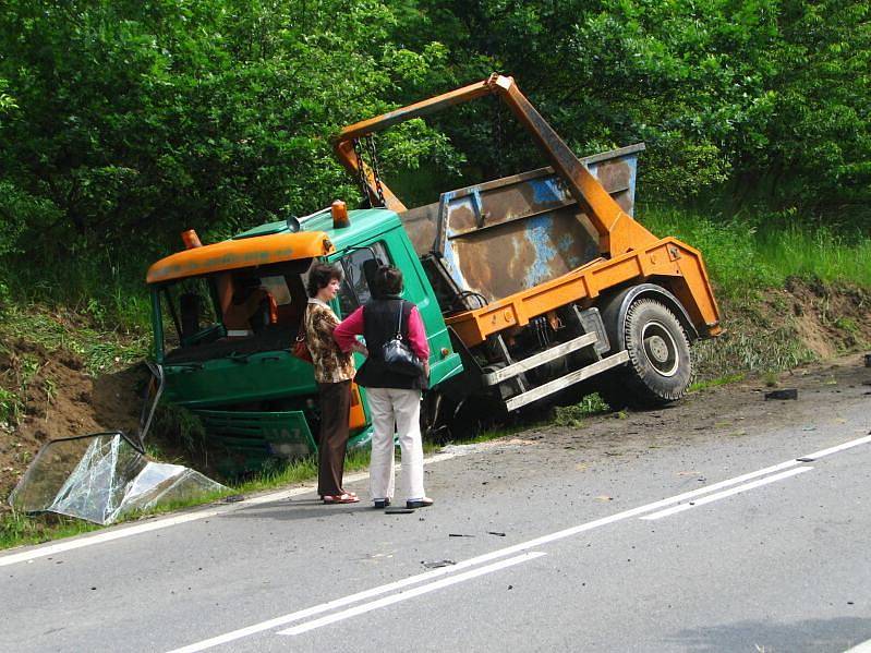 Mezi Vrchotovými Janovicemi a Kosovou Horou se střetl nákladní automobil s osobním autem