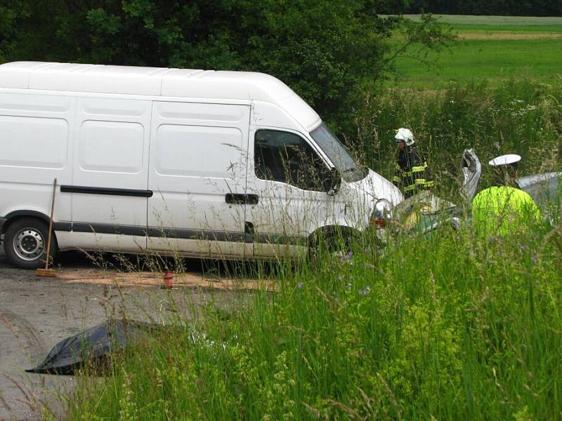 Mezi Vrchotovými Janovicemi a Kosovou Horou se střetl nákladní automobil s osobním autem