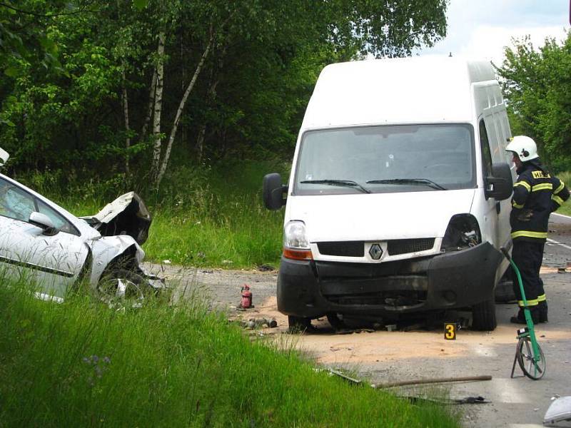 Mezi Vrchotovými Janovicemi a Kosovou Horou se střetl nákladní automobil s osobním autem