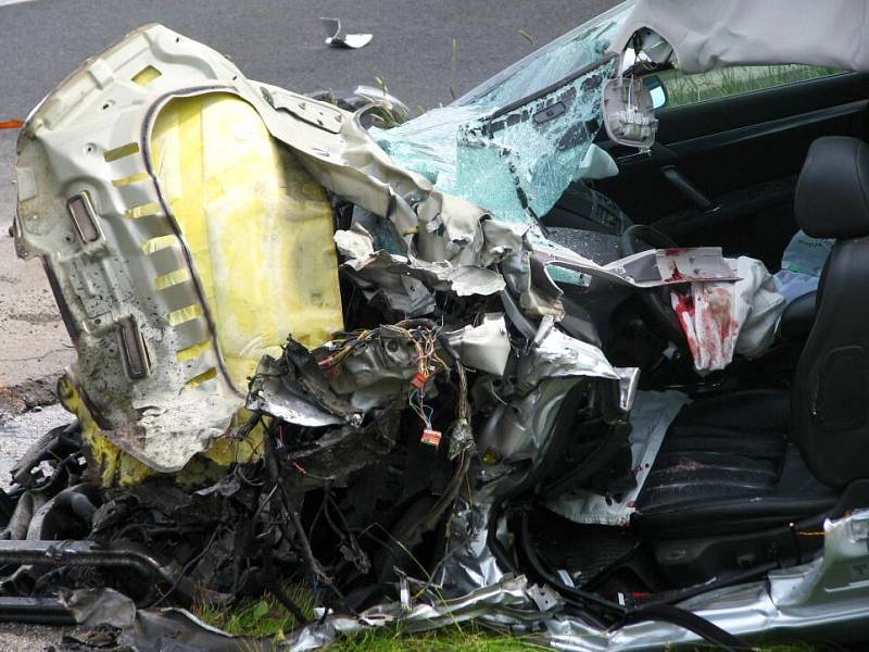 Mezi Vrchotovými Janovicemi a Kosovou Horou se střetl nákladní automobil s osobním autem