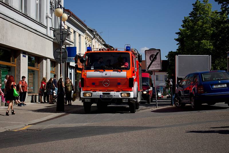 Hasičský den na Konopišti zahájili účastníci na Masarykově náměstí v Benešově.