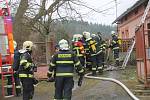 Požár střechy domku v Krňanech byl ohlášený v sobotu dopoledne v půl jedenácté, kdy už byla střecha zakouřená a bylo slyšet z podkroví praskání.