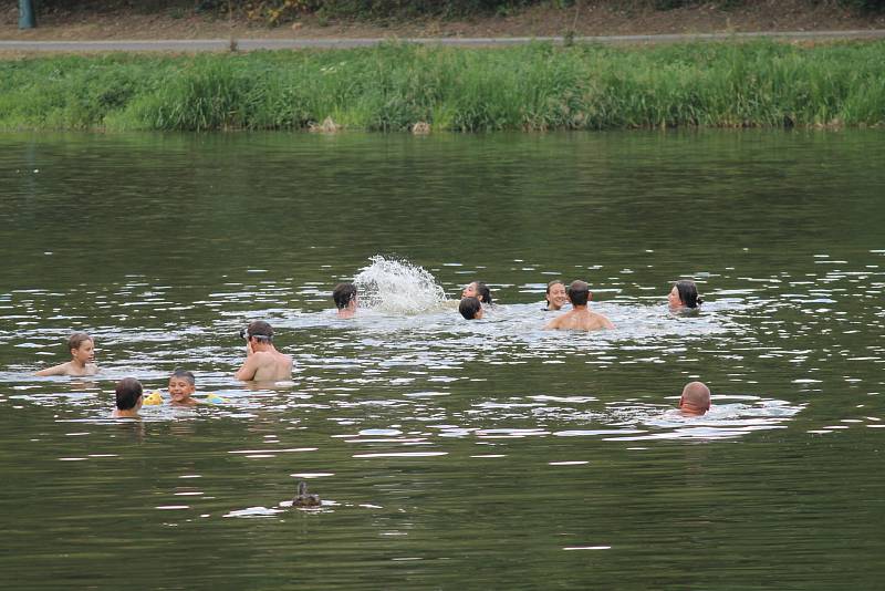 Zatímco řidiči v Týnci nad Sázavou stojí v koloně, plavci se koupou v Náklí v řece Sázavě.