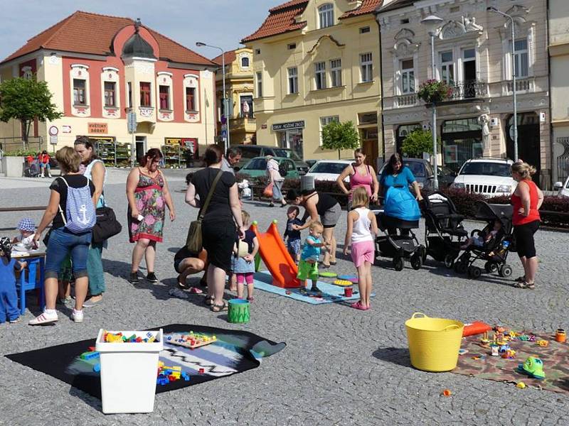 Herničku vytvořili pod širým nebem na votickém náměstí.