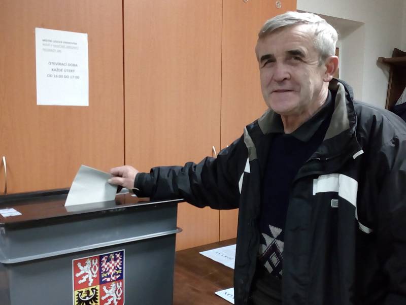 Volební okrsek číslo 9 v Týnci nad Sázavou je umístěn v hasičské zbrojnici.