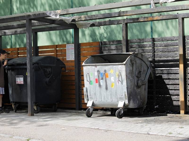 Žhář zapaloval v Benešově domovní zvonky a plastové kontejnery.