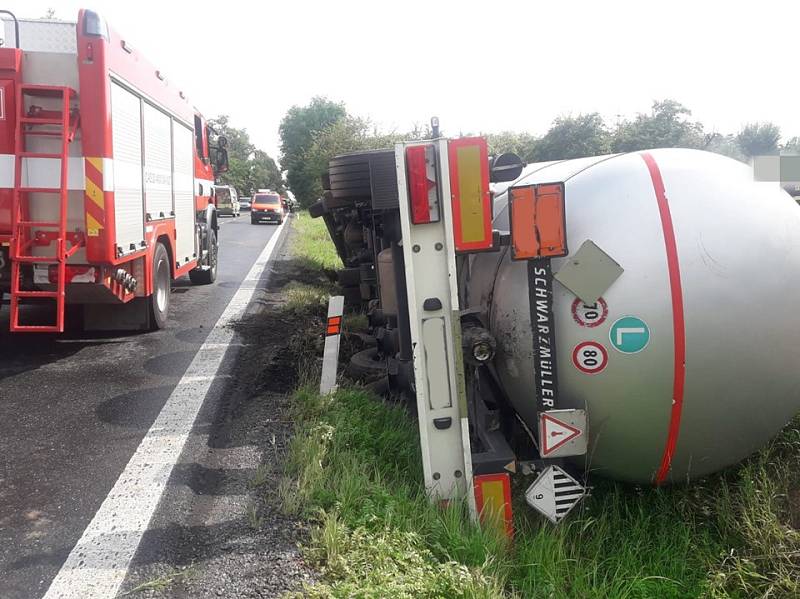 Na obchvatu Benešova havarovala cisterna převážející tekutý asfalt.