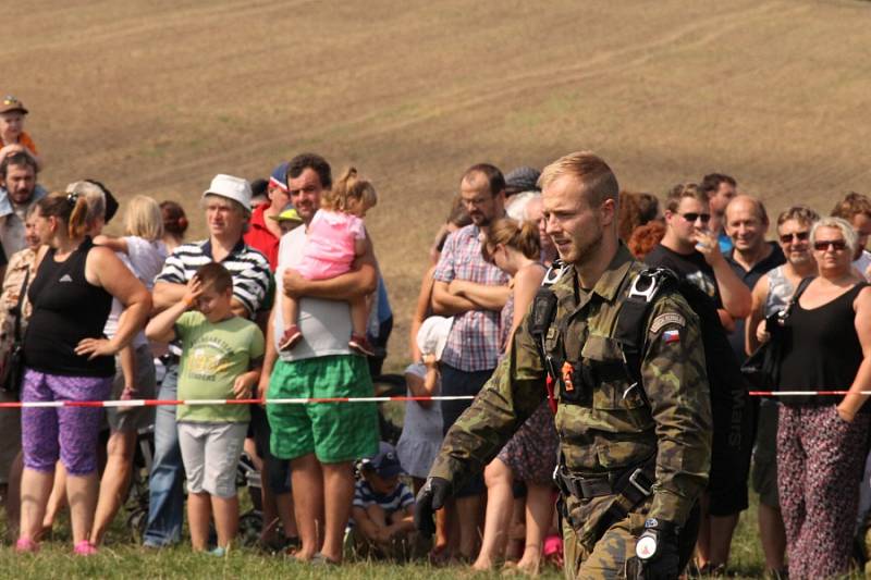 Zajímavý byl jak seskok z vrtulníku v podání vojáků, tak i přehlídka dobových polních táborů.