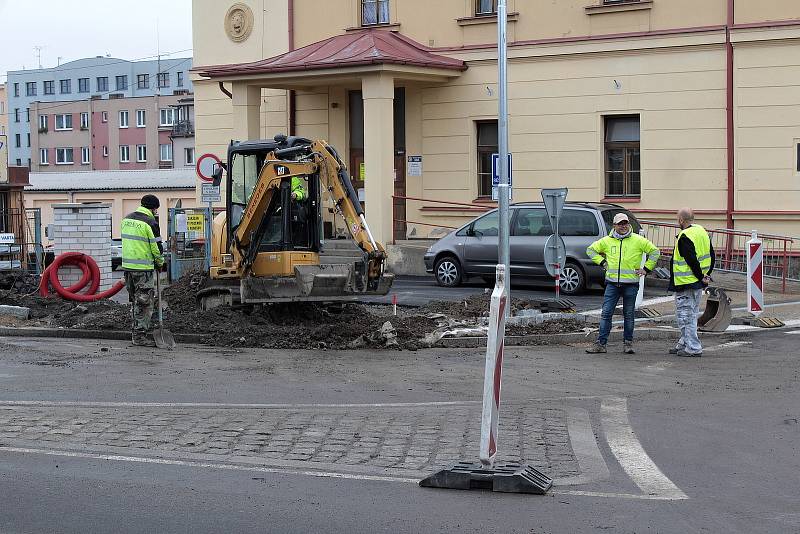 Vedle dopravního terminálu začíná v prosince 2020 obyvatelům Benešova sloužit také okružní křižovatka u sokolovny a parkovací dům v Nádražní ulici.