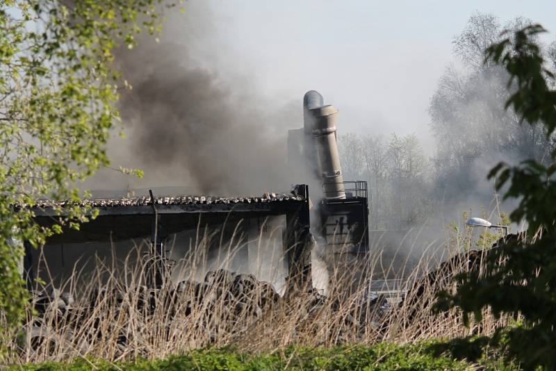 Hasiči v Bělčicích dohašují požár