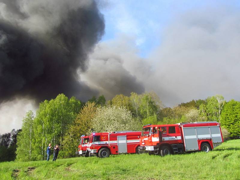 V Bělčicích hoří sklad pneumatik