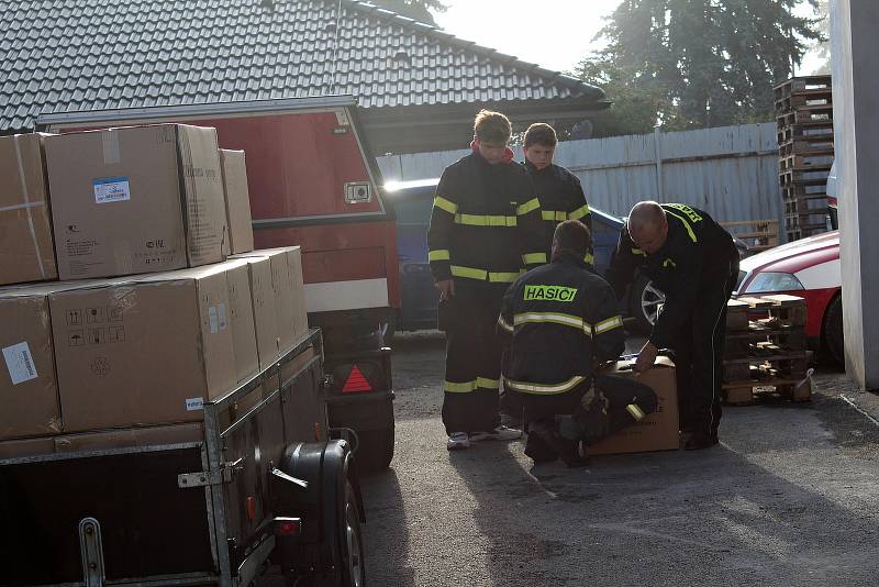 Přebírání testů pro školy na stanici HZS Benešov 25. srpna.