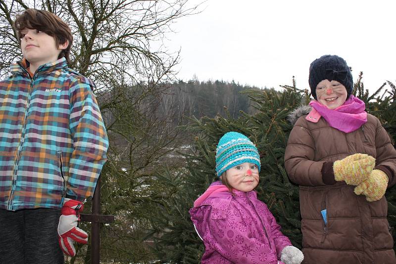 Maškarní průvod pořádaný Sborem dobrovolných hasičů v Popovicích u Benešova je už šestým rokem nedílnou součástí masopustního období této obce.