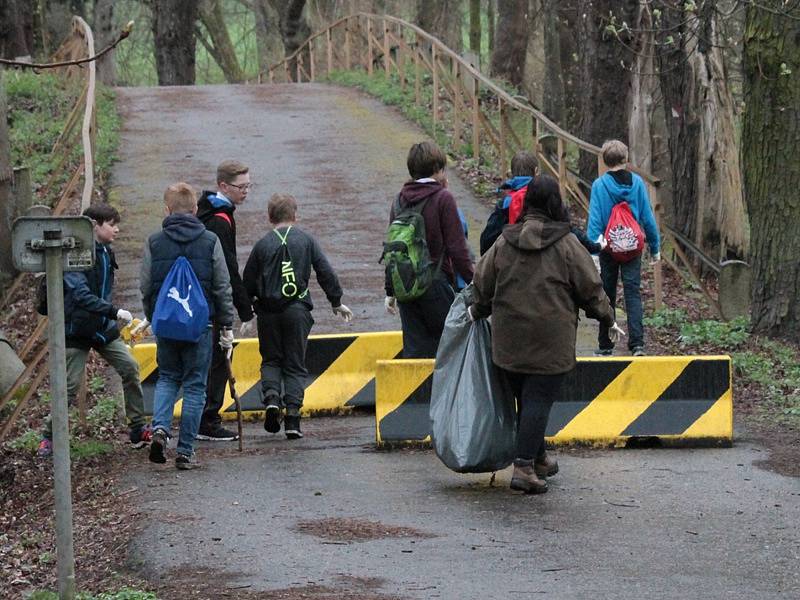 Školáci ze ZŠ Dukelská uklízeli nepořádek v Konopišťském parku.