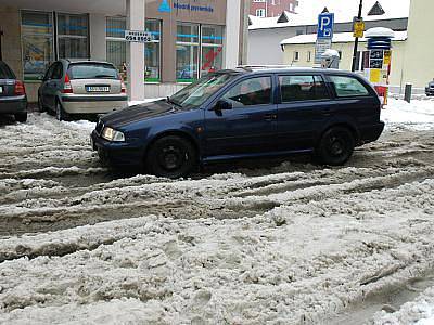 Sníh znesnadňuje pohyb maminkám s kočárky a vozíčkářům.