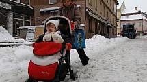 Sníh znesnadňuje pohyb maminkám s kočárky a vozíčkářům.