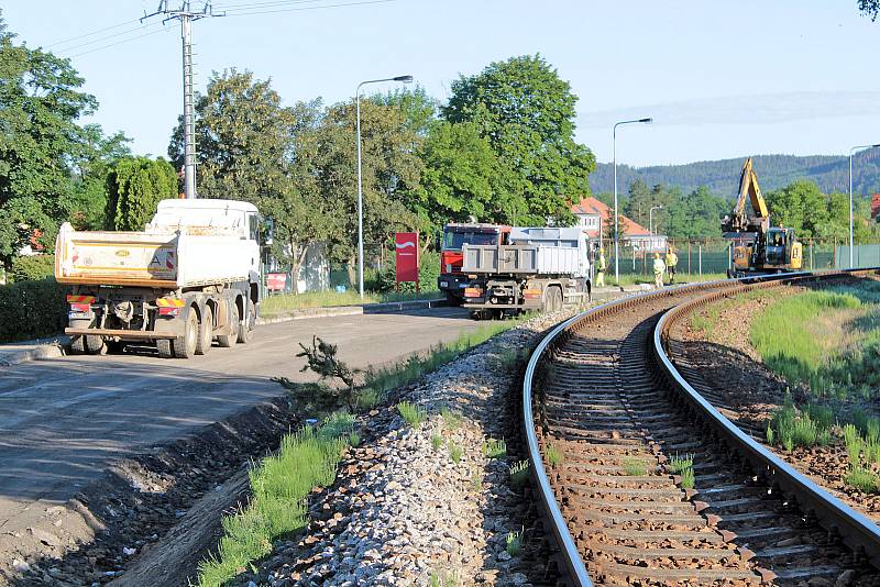 Z rekonstrukce silnice II/106 v Krhanicích.