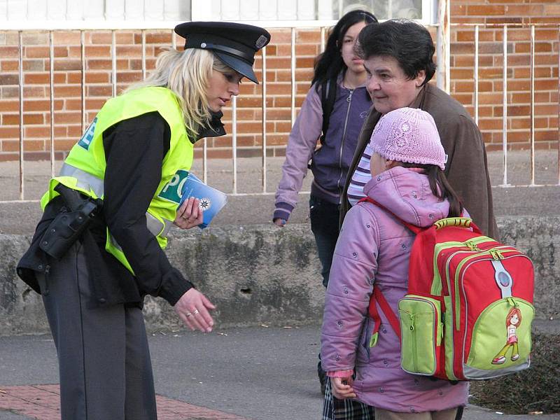 Policistky u přechodu pro chodce připomínaly dětem zásady bezpečného přecházení. 