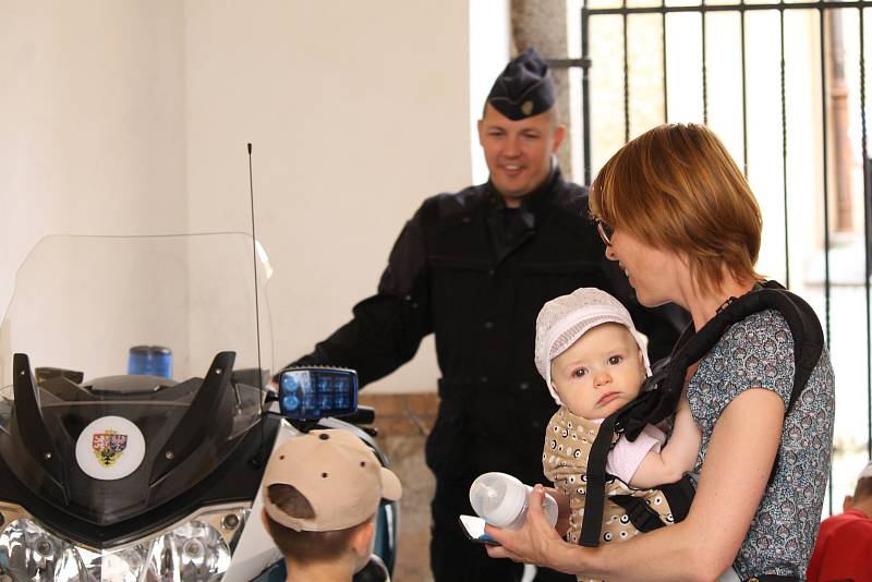 Komentovaná přehlídka Hradní stráže na Konopišti měla u návštěvníků velký ohlas.