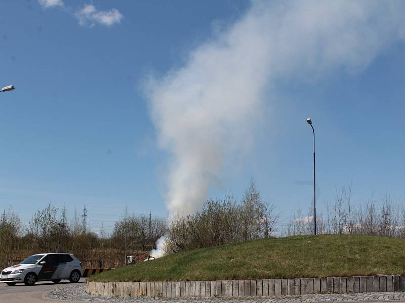 Pálení klestí na Červených Vršcích v sobotu 14. dubna před polednem.