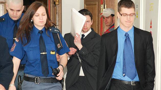 Čtrnáct let ve věznici se zvýšenou ostrahou si má podle pátečního verdiktu středočeského krajského soudu odsedět za vraždu své ženy Martin Vondrák z Vlašimska.