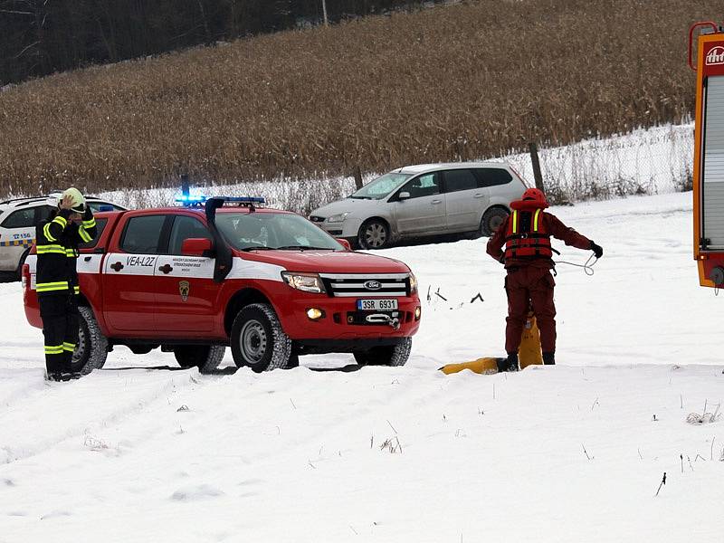 Středeční prověřovací cvičení benešovských hasičů na rybníku Papírna.