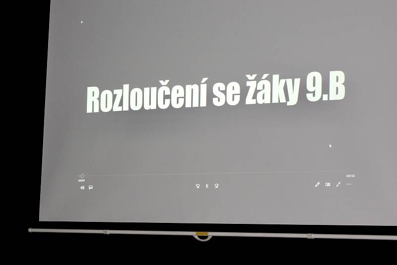 Malá slavnost, loučení vycházejících žáků se základní školou v Bystřici v sále Divadla U Jelena.