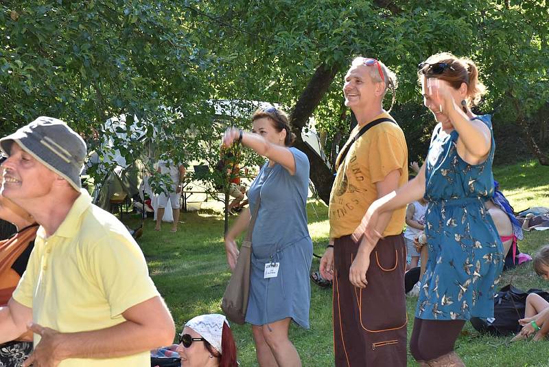 Výtěžek letošního festivalu CihlaFest půjde na opravu střechy Fary.