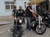 Motocykl Harley Davidson si mohl zdarma vyzkoušet každý, kdo přišel v sobotu na parkoviště u benešovského OD Hvězda. 